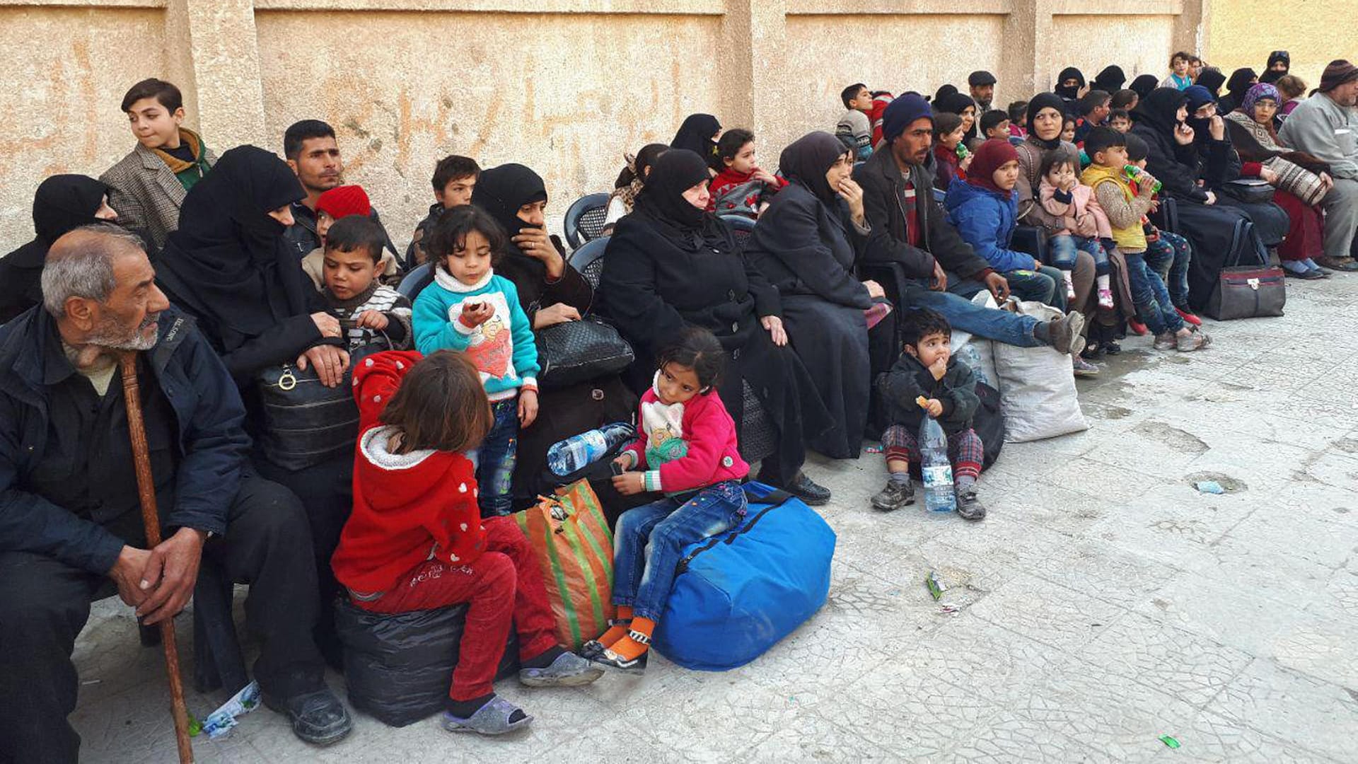 Flüchtlinge aus Syrien: Sie haben das von der Türkei belagerte Ost-Ghuta verlassen. Flüchtlinge aus Syrien: Sie haben das von der Türkei belagerte Ost-Ghuta verlassen.