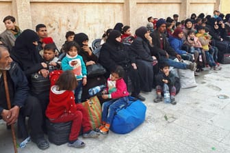 Flüchtlinge aus Syrien: Sie haben das von der Türkei belagerte Ost-Ghuta verlassen.