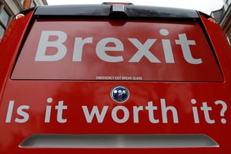 "Brexit – ist es das wert?" Eine Kampagne von Brexit-Gegner weist in London auf die gewaltigen Kosten des EU-Austritts hin.