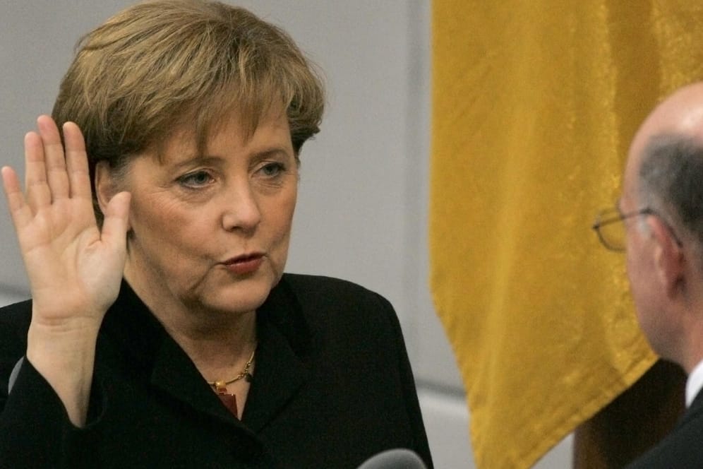 Angela Merkel bei ihrer Vereidigung 2005: Kein Kanzler kam so jung ins Amt wie sie.
