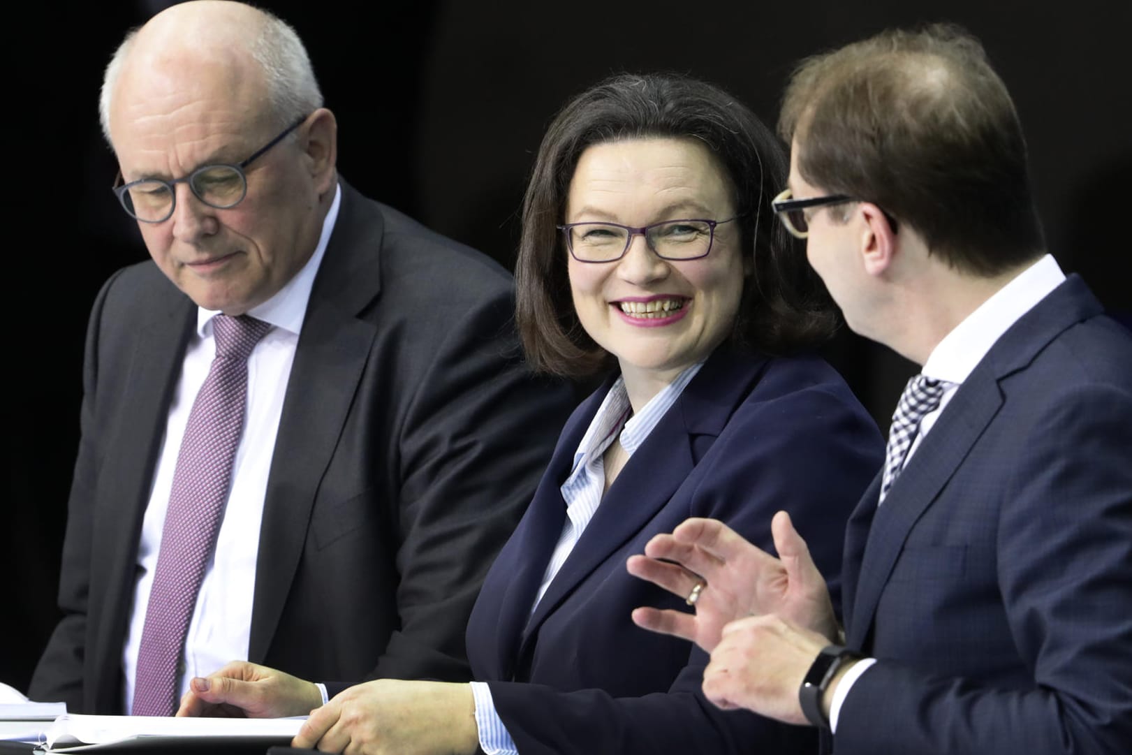 Volker Kauder, Andrea Nahles und Alexander Dobrindt bei der Unterzeichnung des Koalitionsvertrages: Die Fraktionsvorsitzenden von CDU, CSU und SPD einigten sich darauf, den Streit um den umstrittenen Paragrafen 219a zu vertagen.