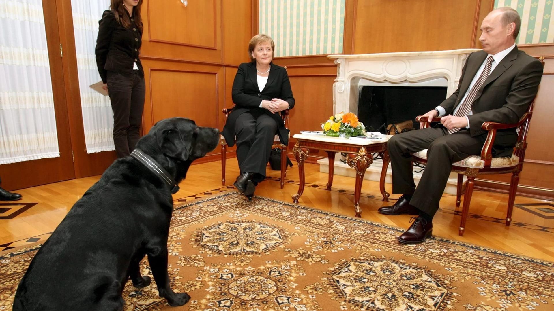 Zunehmende Entfremdung: Merkel im Januar 2007 mit Putin in dessen Residenz in Sotschi, im Vordergrund Putins Hündin Koni.