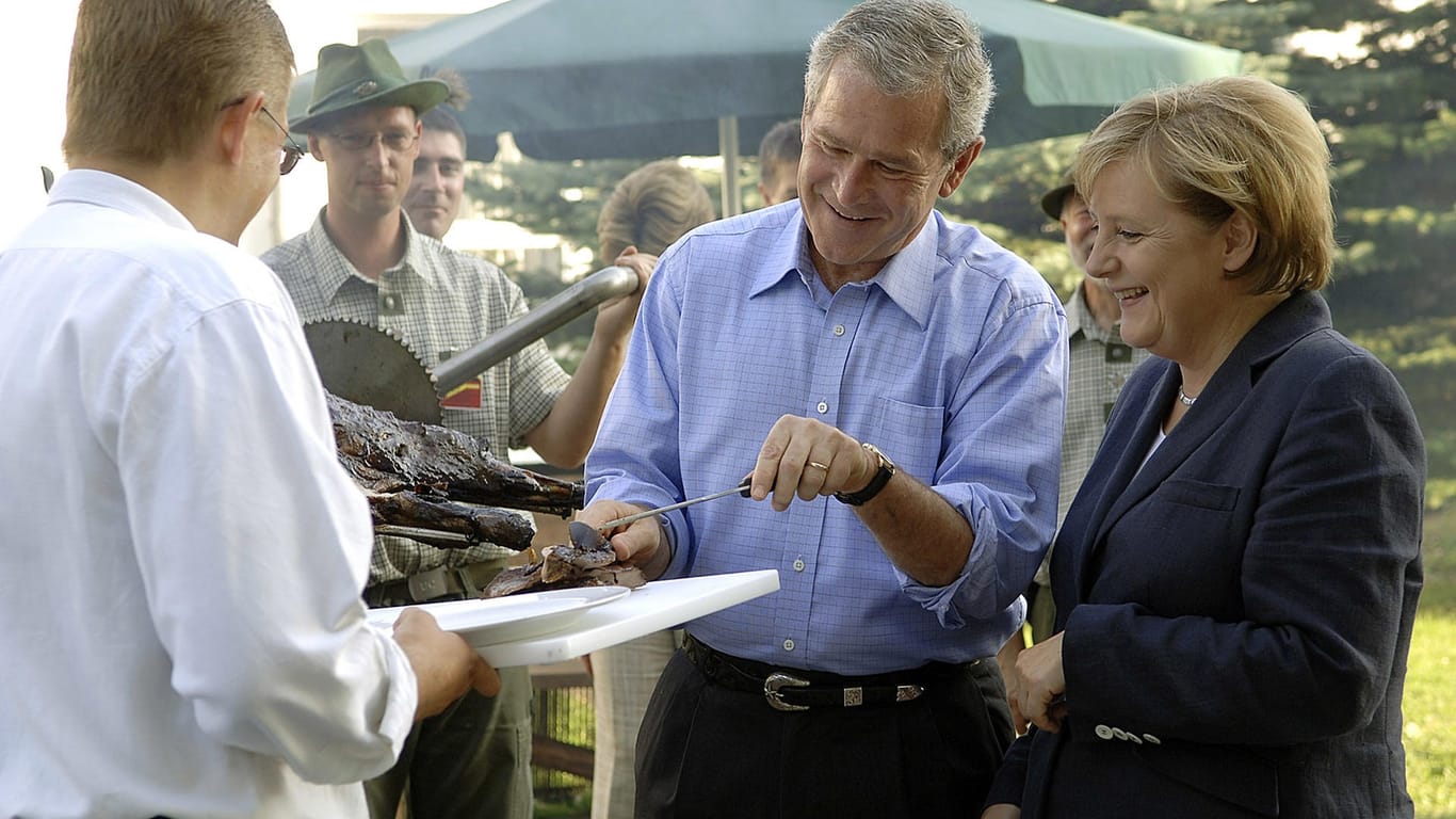 Waffengeschwister in Afghanistan: Merkel und US-Präsident Bush im Juli 2006 bei einem Barbecue-Abend in Trinwillershagen (Mecklenburg-Vorpommern).