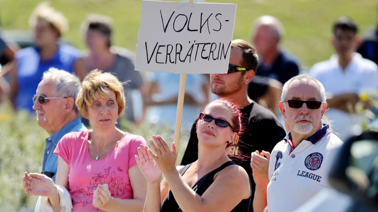 Beschimpft: Bei einem Besuch im sächsischen Heidenau wird Merkel im August 2015 als "Volksverräterin" denunziert