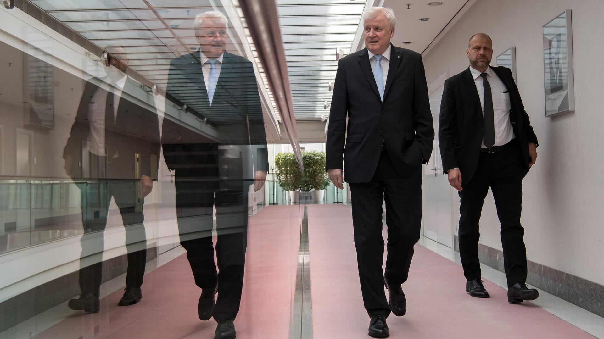 Horst Seehofer in der Staatskanzlei: Seehofer leitete seine letzte Kabinettssitzung in München, bevor er als neuer Bundesinnenminister vereidigt werden soll.