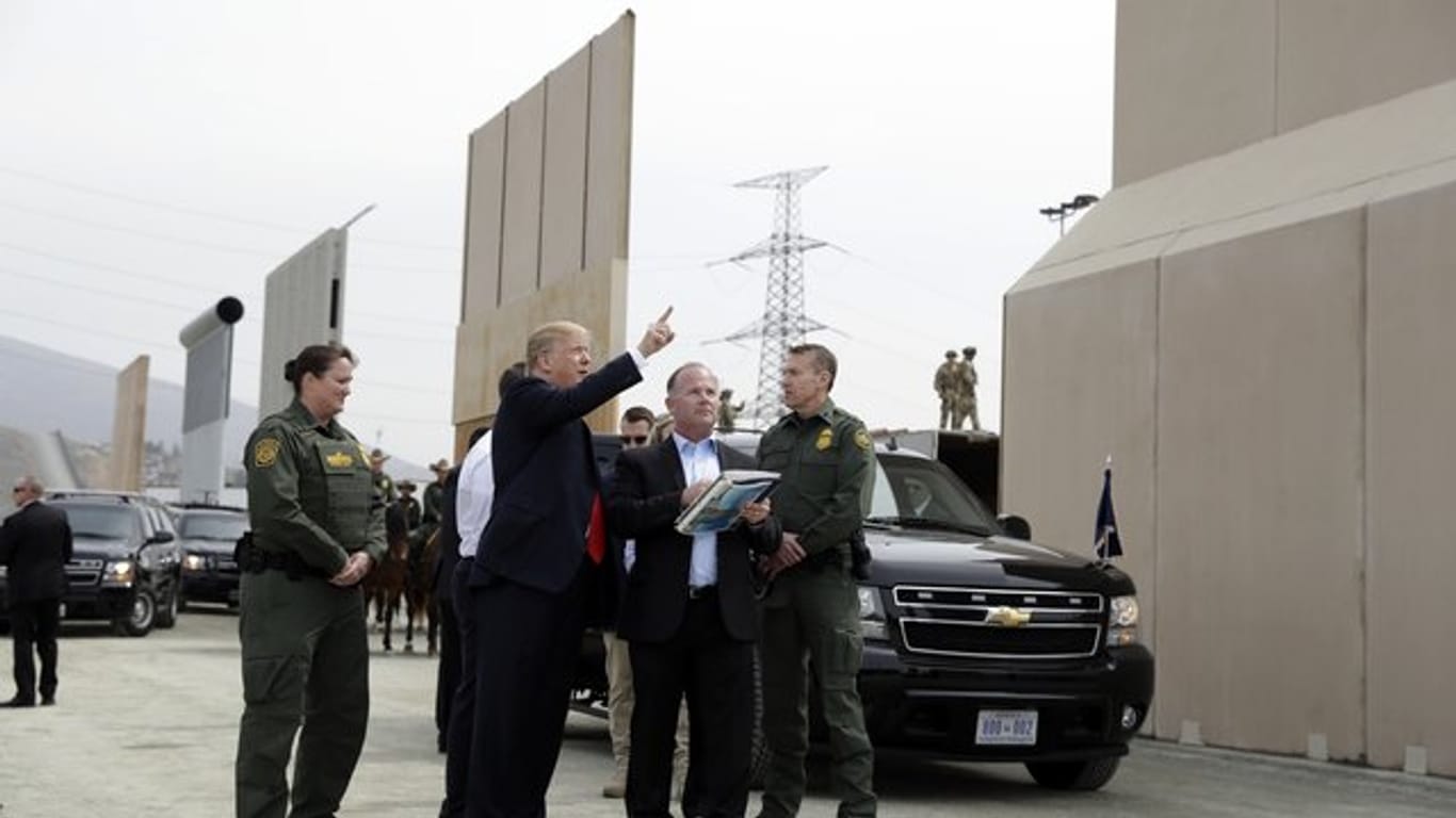 Donald Trump besichtigt im kalifornischen San Diego Prototypen für seine Grenzmauer zu Mexiko.