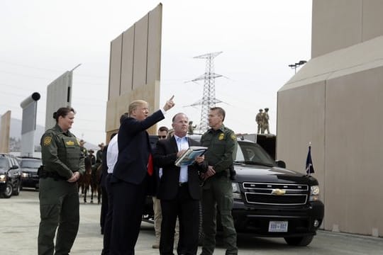 Donald Trump besichtigt im kalifornischen San Diego Prototypen für seine Grenzmauer zu Mexiko.