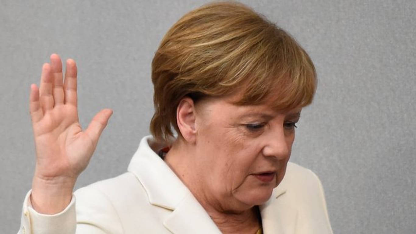 Bundeskanzlerin Angela Merkel legt ihren Amtseid vor Bundestagspräsident Schäuble ab.
