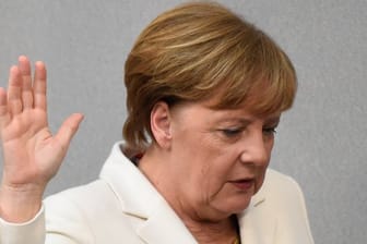 Bundeskanzlerin Angela Merkel legt ihren Amtseid vor Bundestagspräsident Schäuble ab.