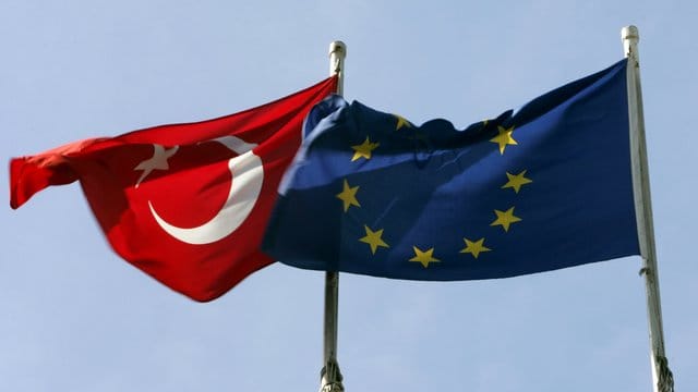 Die für die Heranführung des Landes an die Europäische Union vorgesehenen Gelder seien bislang nicht in ausreichendem Maß an Bedingungen geknüpft worden, heißt es in einem Prüfbericht.
