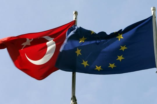 Die für die Heranführung des Landes an die Europäische Union vorgesehenen Gelder seien bislang nicht in ausreichendem Maß an Bedingungen geknüpft worden, heißt es in einem Prüfbericht.