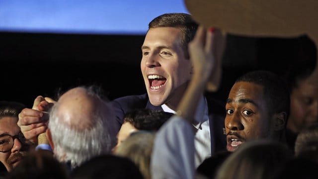 Conor Lamb feiert nach den Kongress-Nachwahl im US-Bundesstaat Pennsylvania mit Anhängern. Conor Lamb feiert nach den Kongress-Nachwahl im US-Bundesstaat Pennsylvania mit Anhängern.