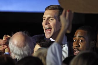 Conor Lamb feiert nach den Kongress-Nachwahl im US-Bundesstaat Pennsylvania mit Anhängern.
