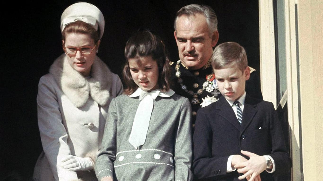 Die monegassische Fürstenfamilie im Jahr 1968: Fürstin Gracia Patricia, Prinzessin Caroline, Fürst Rainier III. und Erbprinz Albert von Monaco.