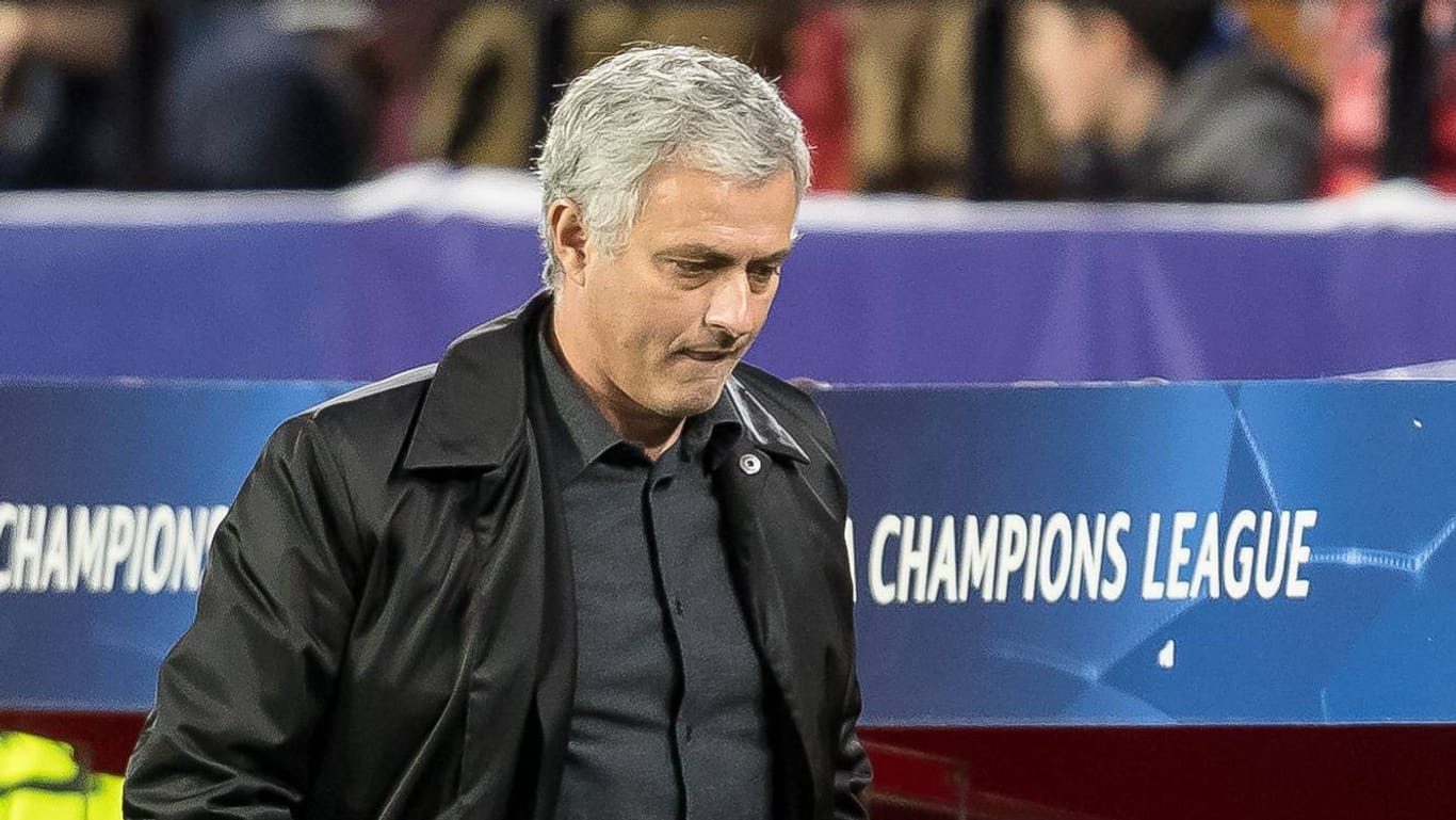 Während José Mourinho das Champions-League-Aus herunterspielte, war die englische Presse knallhart.