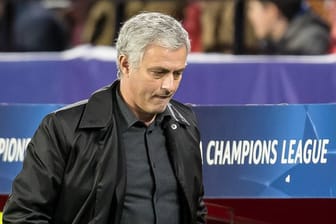 Während José Mourinho das Champions-League-Aus herunterspielte, war die englische Presse knallhart.