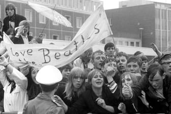 Beatles-Fans 1966 auf dem Flughafen Hamburg.