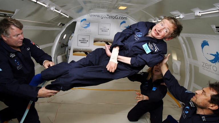 Stephen Hawking bei einem Ausflug in die Schwerelosigkeit auf einem Parabelflug: "Seid neugierig", ruft er der Menschheit in einer letzten Botschaft zu.