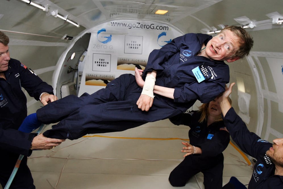 Stephen Hawking bei einem Ausflug in die Schwerelosigkeit auf einem Parabelflug: "Seid neugierig", ruft er der Menschheit in einer letzten Botschaft zu.