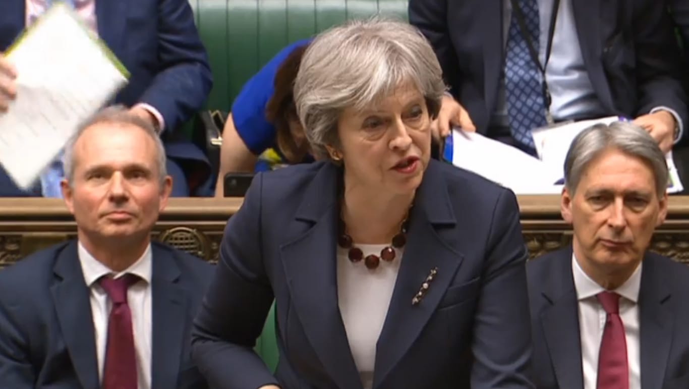 Die britische Premierministerin Theresa May im Parlament: Großbritannien weist zahlreiche russische Diplomaten aus.