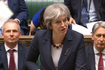 Die britische Premierministerin Theresa May im Parlament: Großbritannien weist zahlreiche russische Diplomaten aus.