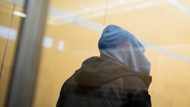 Einer der Angeklagten in einem Gerichtssaal des Hochsicherheitstrakts des Oberlandesgerichts: Nach Überzeugung des Gerichts reisten die beiden Männer im Juni 2014 über die Türkei nach Syrien in das IS-Gebiet und ließen sich dort als "Kämpfer" registrieren. Einer der Angeklagten in einem Gerichtssaal des Hochsicherheitstrakts des Oberlandesgerichts: Nach Überzeugung des Gerichts reisten die beiden Männer im Juni 2014 über die Türkei nach Syrien in das IS-Gebiet und ließen sich dort als "Kämpfer" registrieren.