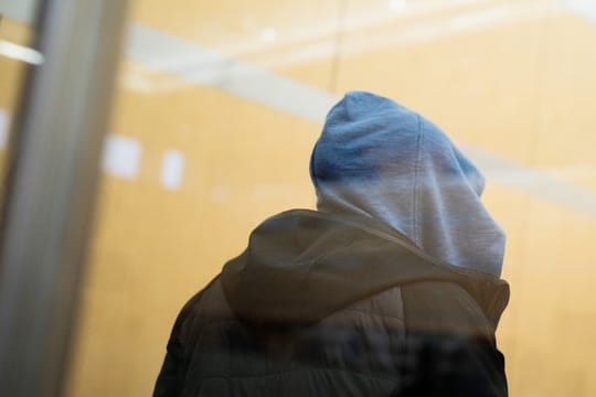 Einer der Angeklagten in einem Gerichtssaal des Hochsicherheitstrakts des Oberlandesgerichts: Nach Überzeugung des Gerichts reisten die beiden Männer im Juni 2014 über die Türkei nach Syrien in das IS-Gebiet und ließen sich dort als "Kämpfer" registrieren.