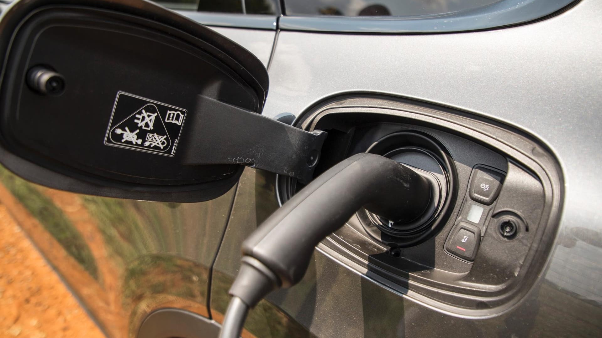 Ladekabel: Neben dem Benzintank lässt sich bei einem Plug-in-Hybrid auch die Batterie per Stecker auffüllen