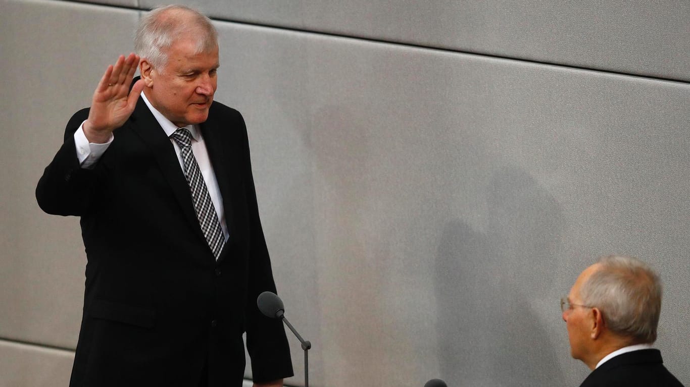 Innen, Bauen, Heimat: Horst Seehofer wird als Chef des neuen Superressorts im Bundestag vereidigt.