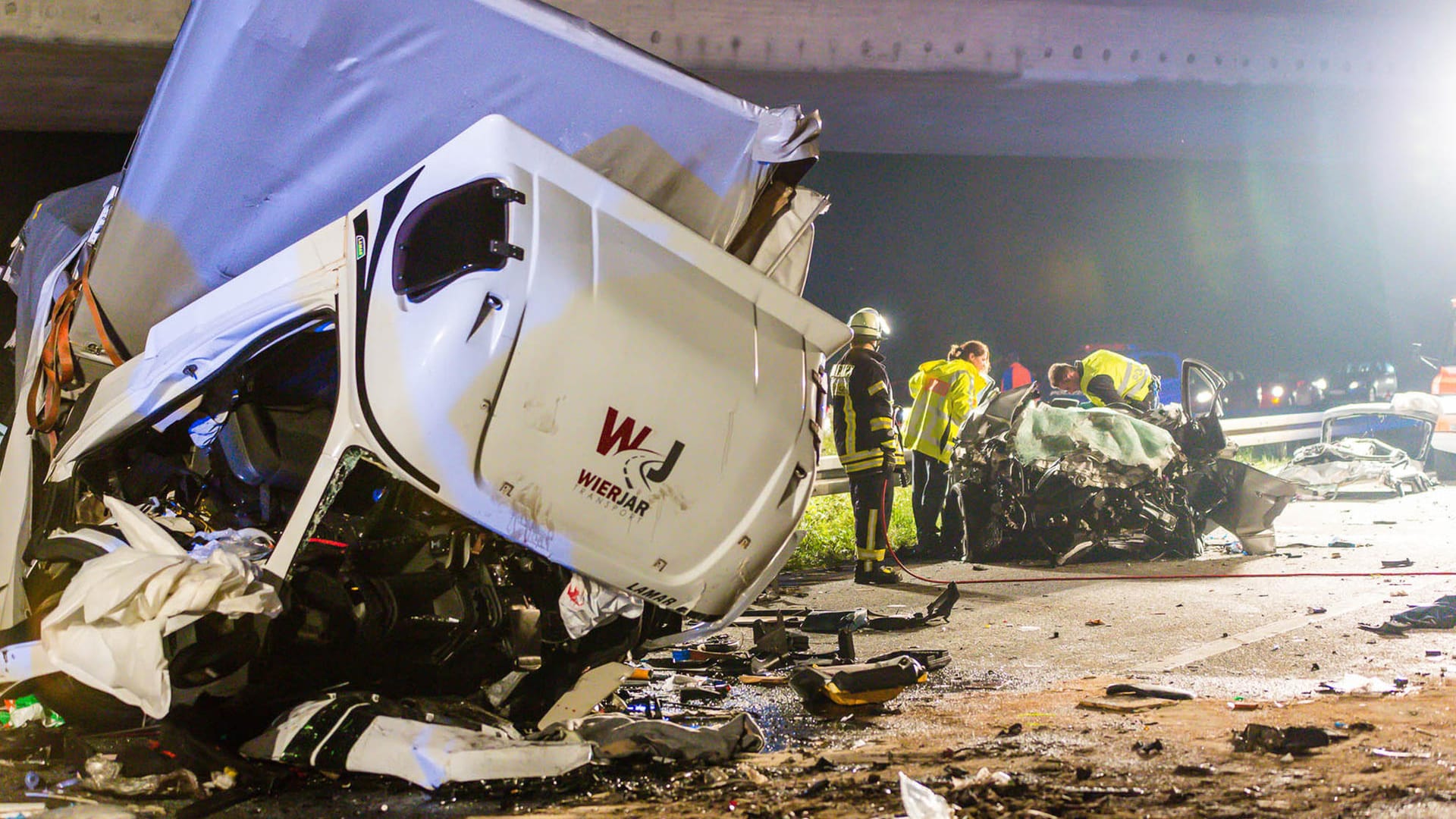 Der Lkw des Geisterfahrers wurde bei dem Unfall zerfetzt. Drei Menschen starben dabei.