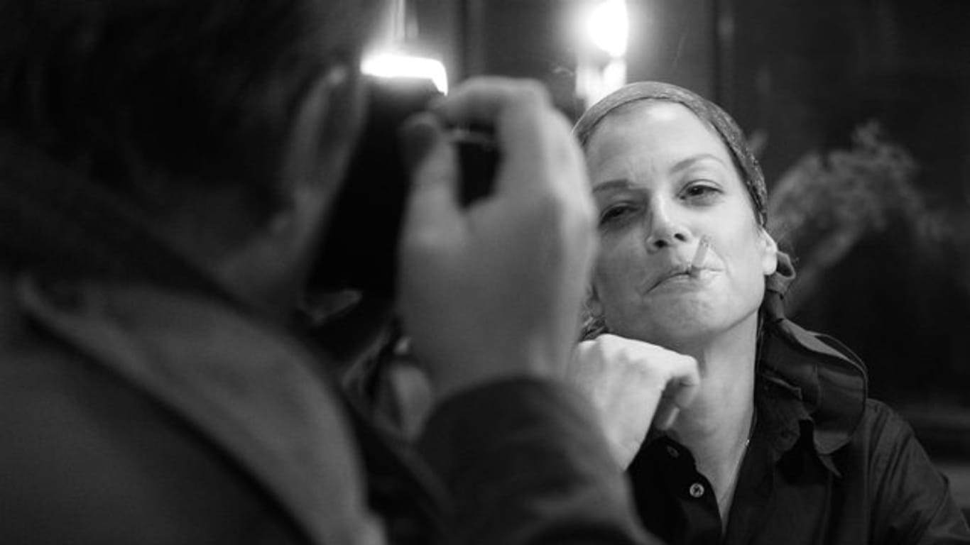 Marie Bäumer als Romy Schneider in dem Schwarz-Weiß-Film "3 Tage in Quiberon".