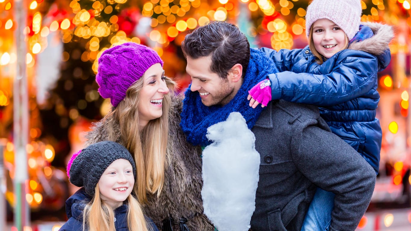 Eine glückliche Familie: Wo auf der Welt die zufriedensten Menschen leben, hat nun eine Studie erhoben.