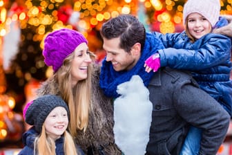 Eine glückliche Familie: Wo auf der Welt die zufriedensten Menschen leben, hat nun eine Studie erhoben.