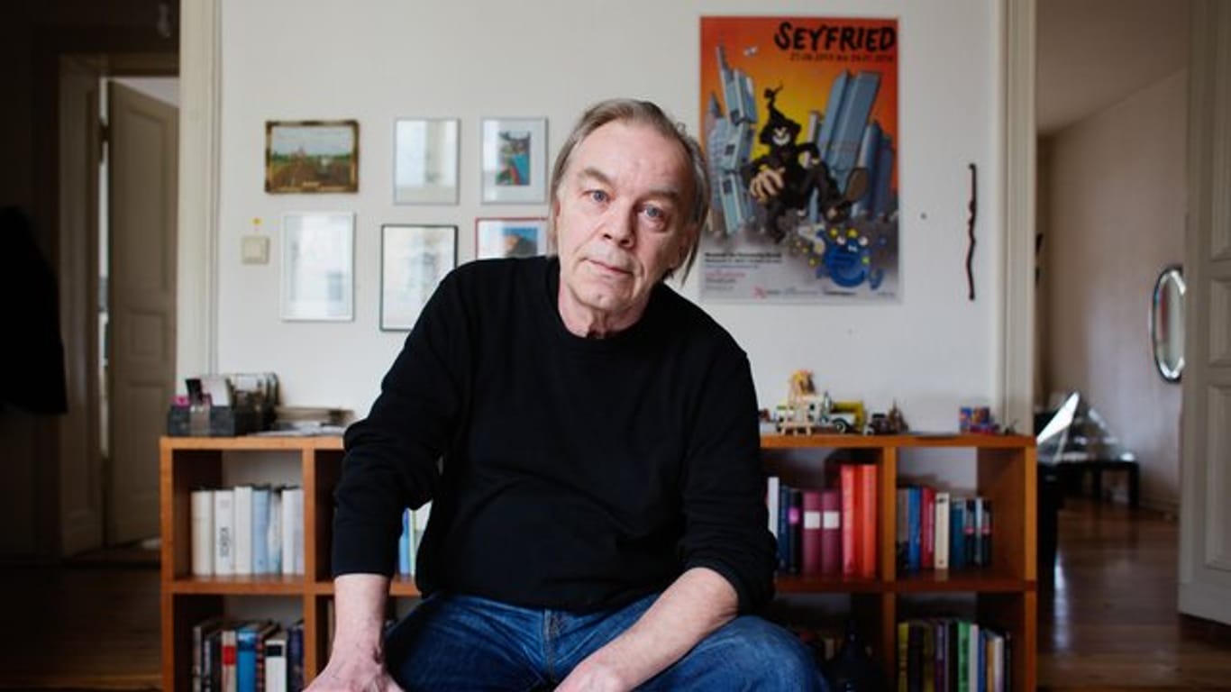 Comiczeichner Gerhard Seyfried in seiner Wohnung in Berlin-Schöneberg.