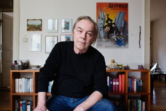 Comiczeichner Gerhard Seyfried in seiner Wohnung in Berlin-Schöneberg.