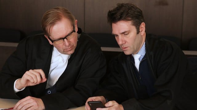 Die Rechtsanwälte der Angeklagten: Ein Paar muss vor Gericht, weil es sich offenbar monatelang kaum um seine Kinder gekümmert hat. Die Rechtsanwälte der Angeklagten: Ein Paar muss vor Gericht, weil es sich offenbar monatelang kaum um seine Kinder gekümmert hat.