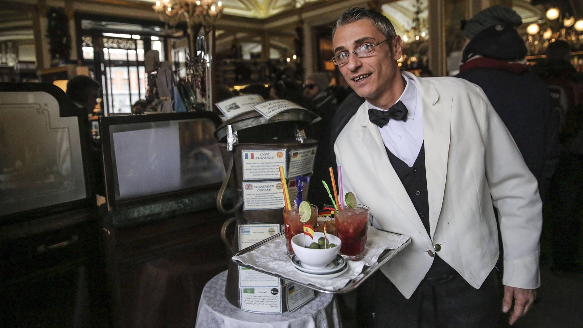 Ein Barista im Gambrinus-Café in Neapel. Das Lokal will die Tradition des „Suspended Coffee“ weiter verbreiten.