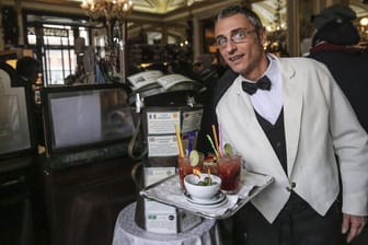 Ein Barista im Gambrinus-Café in Neapel. Das Lokal will die Tradition des „Suspended Coffee“ weiter verbreiten.
