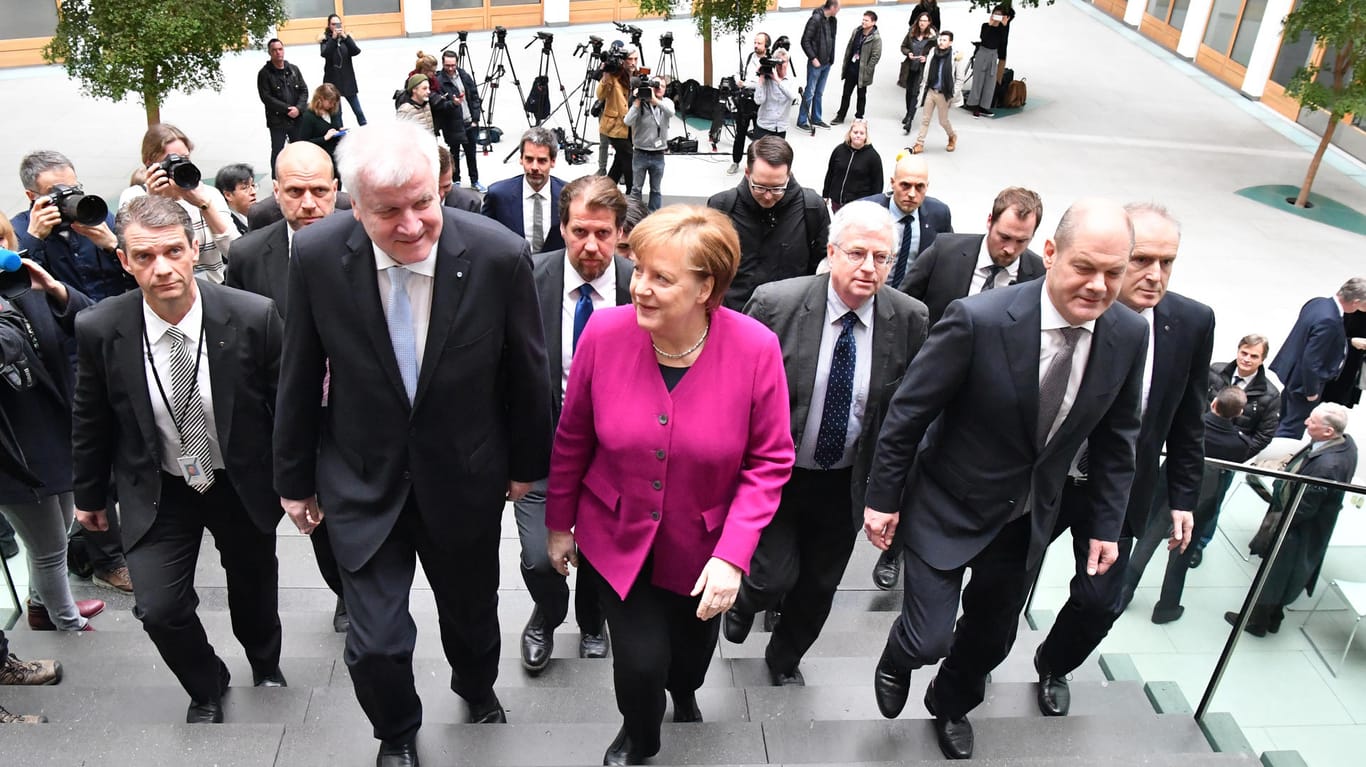 Seehofer, Merkel, Scholz in Bundespressekonferenz: Sich den Fragen zu stellen, auch das gehört zum Ritual.