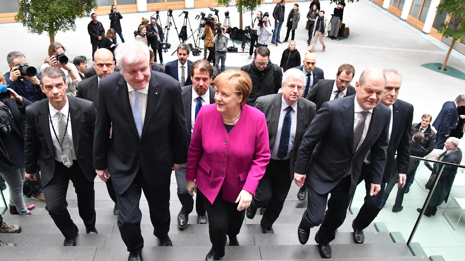 Seehofer, Merkel, Scholz in Bundespressekonferenz: Sich den Fragen zu stellen, auch das gehört zum Ritual.