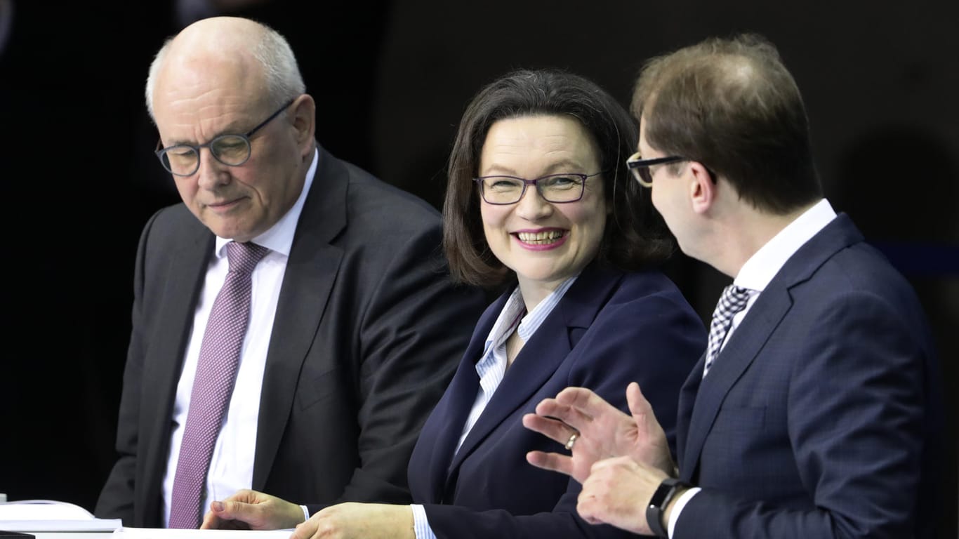 Die Fraktionsvorsitzenden Kauder, Nahles, Dobrindt: Nahles saß in der Mitte, eigentlich der Platz der CDU.