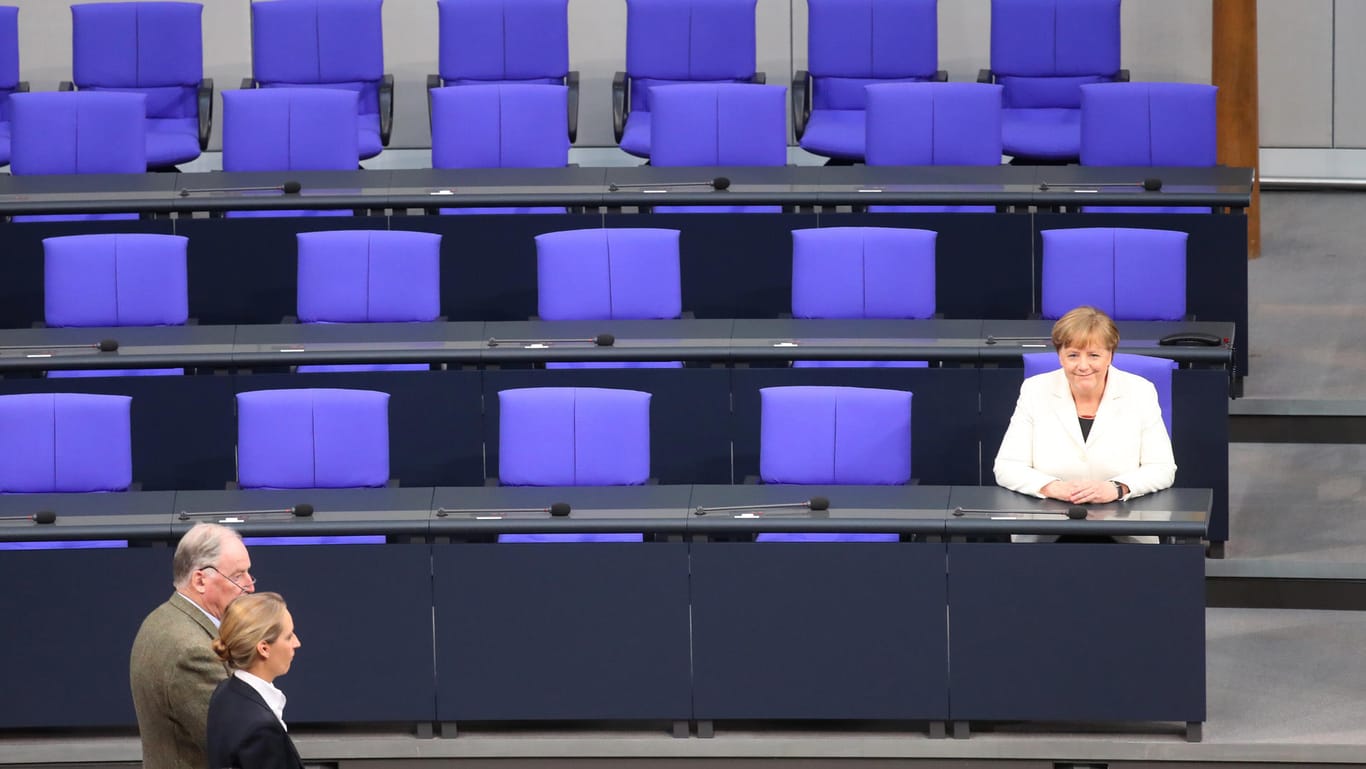 Die Fraktionsvorsitzenden der AfD, Weidel und Gauland, Merkel: AfD-Mitglieder versuchten, das Ritual zu stören.