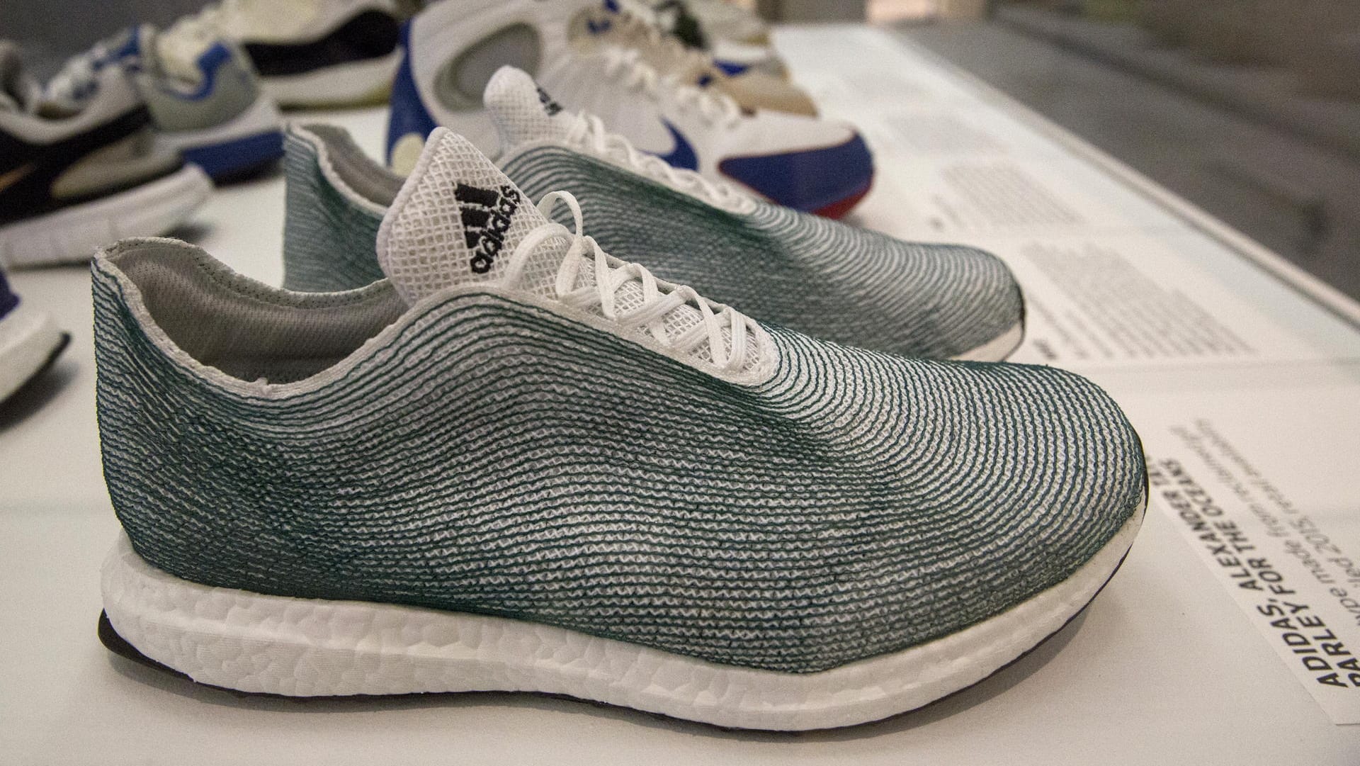 Sneaker aus Adidas’ „Parley for the Oceans“-Serie im Brooklyn Museum.