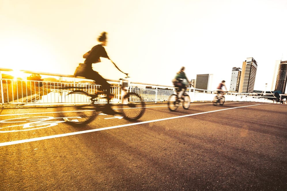 Auf dem E-Bike in der Abendsonne: Mehr als sieben Millionen von ihnen surren bereits durch Deutschland.