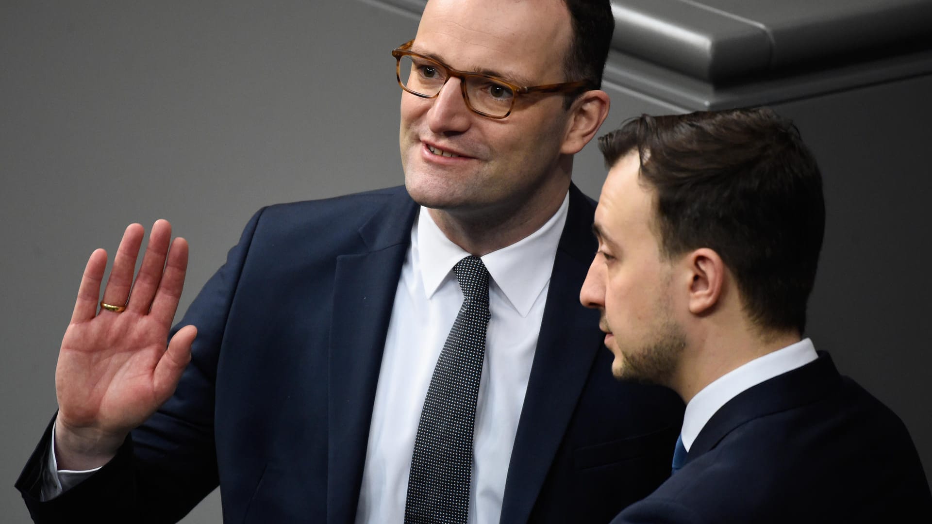 CDU-Politiker Jens Spahn hatte in einem Interview gesagt, dass Hartz IV-Empfänger nicht hungern müssten. Daraufhin wurde ihm vorgeworfen, keine Ahnung von der Lebenswelt von Sozialhilfeempfängern zu haben.