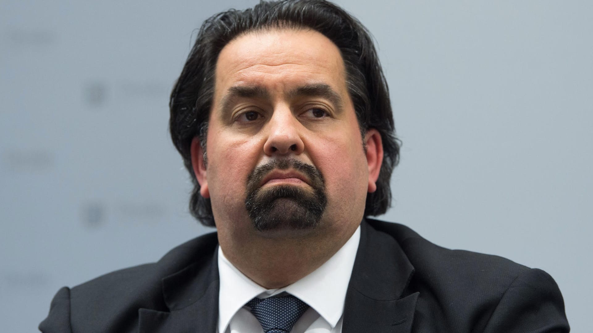 Aiman Mazyek, Vorsitzender des Zentralrats der Muslime: Sein Büro erhielt per Brief eine Morddrohung mit mysteriösem weißen Pulver. Aiman Mazyek, Vorsitzender des Zentralrats der Muslime: Sein Büro erhielt per Brief eine Morddrohung mit mysteriösem weißen Pulver.
