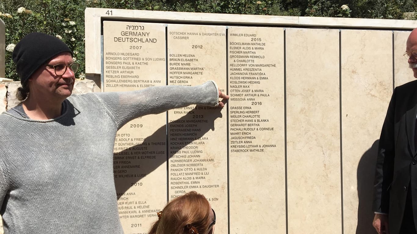 Arthur Schmidt, Enkel von Arthur und Paula Schmidt, zeigt auf die Mauer der Ehre an der Holocaust-Gedenkstätte Yad Vashem: Dort sind jetzt die Namen seiner Großeltern, Paula und Arthur Schmidt eingraviert.