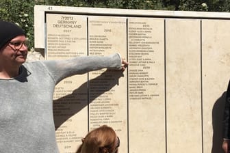 Arthur Schmidt, Enkel von Arthur und Paula Schmidt, zeigt auf die Mauer der Ehre an der Holocaust-Gedenkstätte Yad Vashem: Dort sind jetzt die Namen seiner Großeltern, Paula und Arthur Schmidt eingraviert.