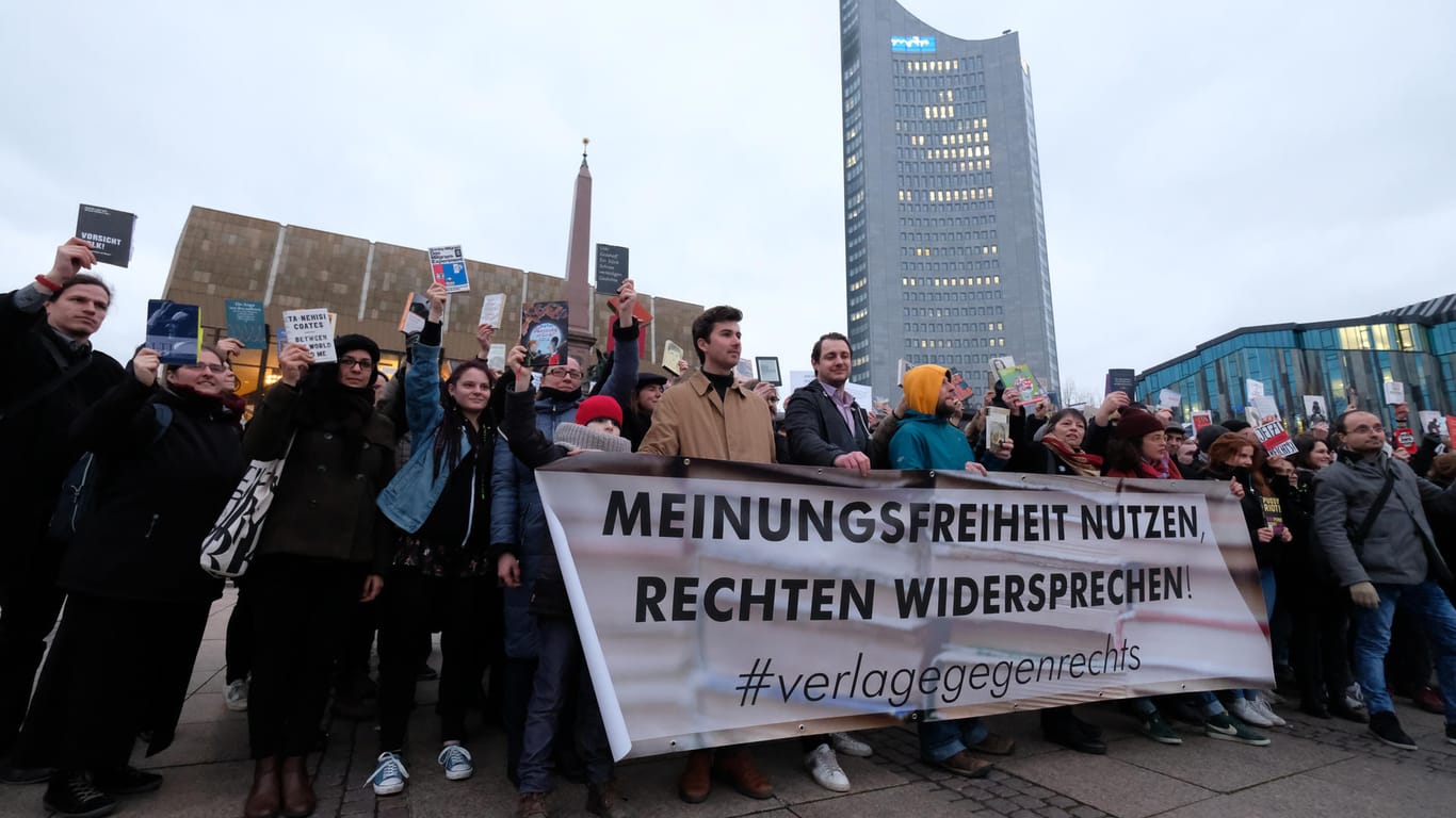 Protestaktion gegen rechte Verlage auf der Leipziger Buchmesse: die Organisatoren wollen weitere Protestveranstaltungen auf der Messe veranstalten.
