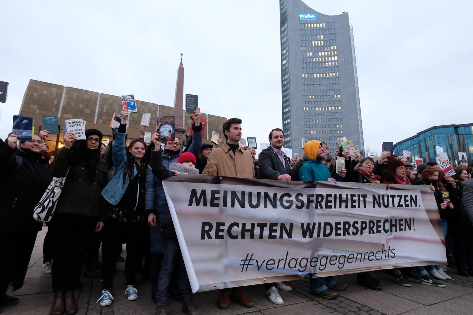 Protestaktion gegen rechte Verlage auf der Leipziger Buchmesse: die Organisatoren wollen weitere Protestveranstaltungen auf der Messe veranstalten.